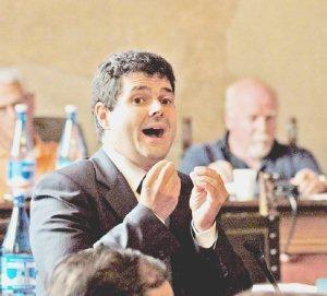 Intervento di Alessio Bartolomei in consiglio comunale A destra il sindaco Renzo Berti