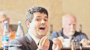 Intervento di Alessio Bartolomei in consiglio comunale A destra il sindaco Renzo Berti