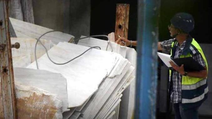 Operaio schiacciato dalle lastre di marmo Ricoverato al Noa ma non rischia la vita
