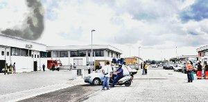 L’alta colonna di fumo che sovrasta il pastificio Caponi durante l’incendio