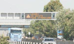 Un pannello a bandiera per le informazioni sulla viabilità lungo la superstrada