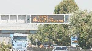 Un pannello a bandiera per le informazioni sulla viabilità lungo la superstrada