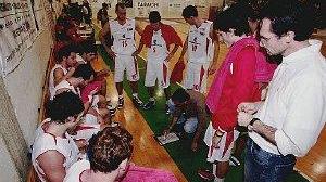 Francesco Mazzoni (il primo in alto a destra) durante un time out