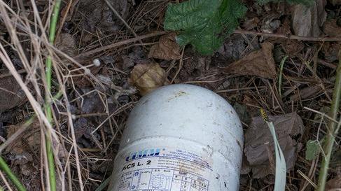 La giovane uccisa è stata bruciata con alcuni copertoni e gettata tra le foglie