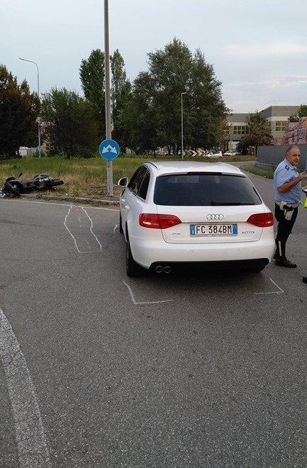 Auto urta uno scooter: ferito un cinquantenne