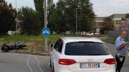 Auto urta uno scooter: ferito un cinquantenne