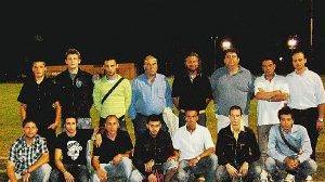 Sopra: il nuovo allenatore Guido Grassi con il diesse Gasperini Accanto dall’alto: la formazione di calcio a 5 e quella di 2ª categoria
