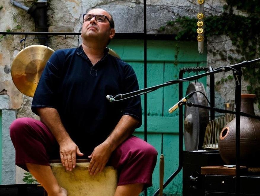Il percussionista Luciano Bosi suona dal balcone 