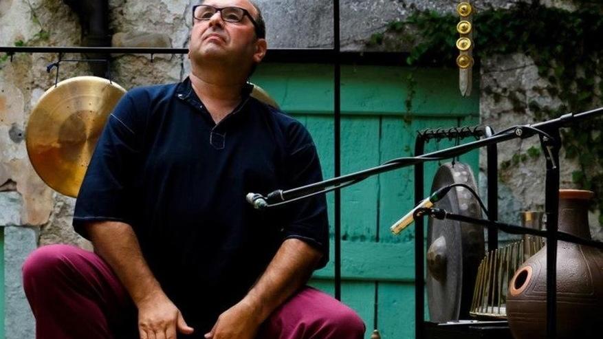Il percussionista Luciano Bosi suona dal balcone