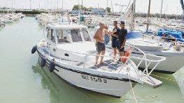 Soccorsi e soccorritori sulla barca rimorchiata al porto di Cecina