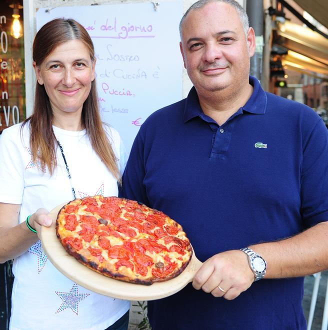 Modena, via Albinelli. Dal violino alle specialità pugliesi preparate sotto la Ghirlandina 