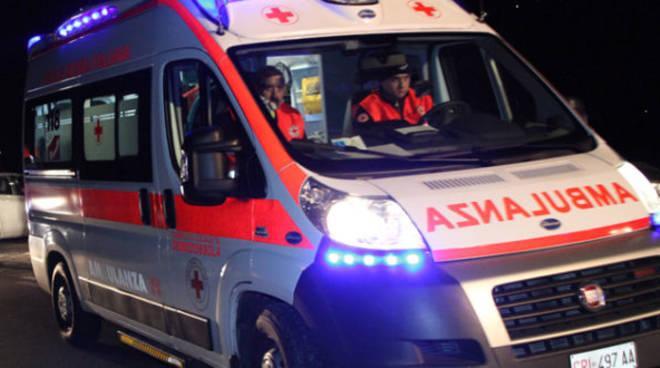 Vignola, esplode bomboletta spray dentro l'auto: resta ustionato