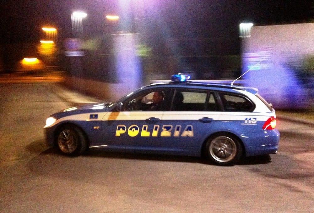 Sperona la macchina della polizia: inseguimento da film a Capezzano Pianore