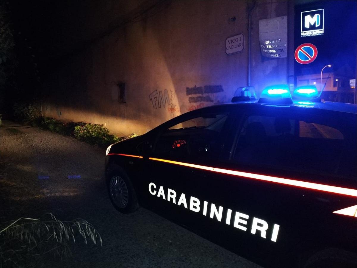 Botte alla mamma e alla sorella per avere soldi: arrestato