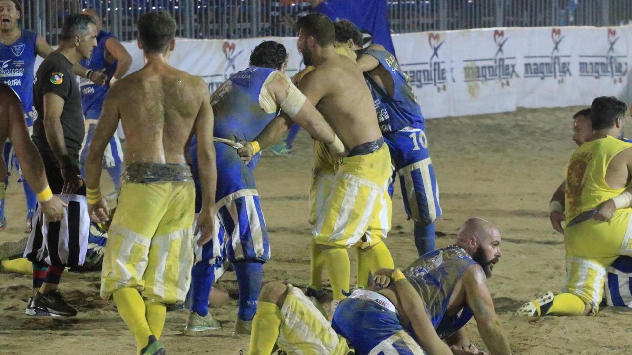 Una fase di gioco della semifinale fra i Gialli e gli Azzurri (foto Sproviero/Batavia)