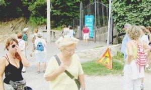 Visitatori delusi davanti al cancello chiuso del Castello Aghinolfi di Montignoso
