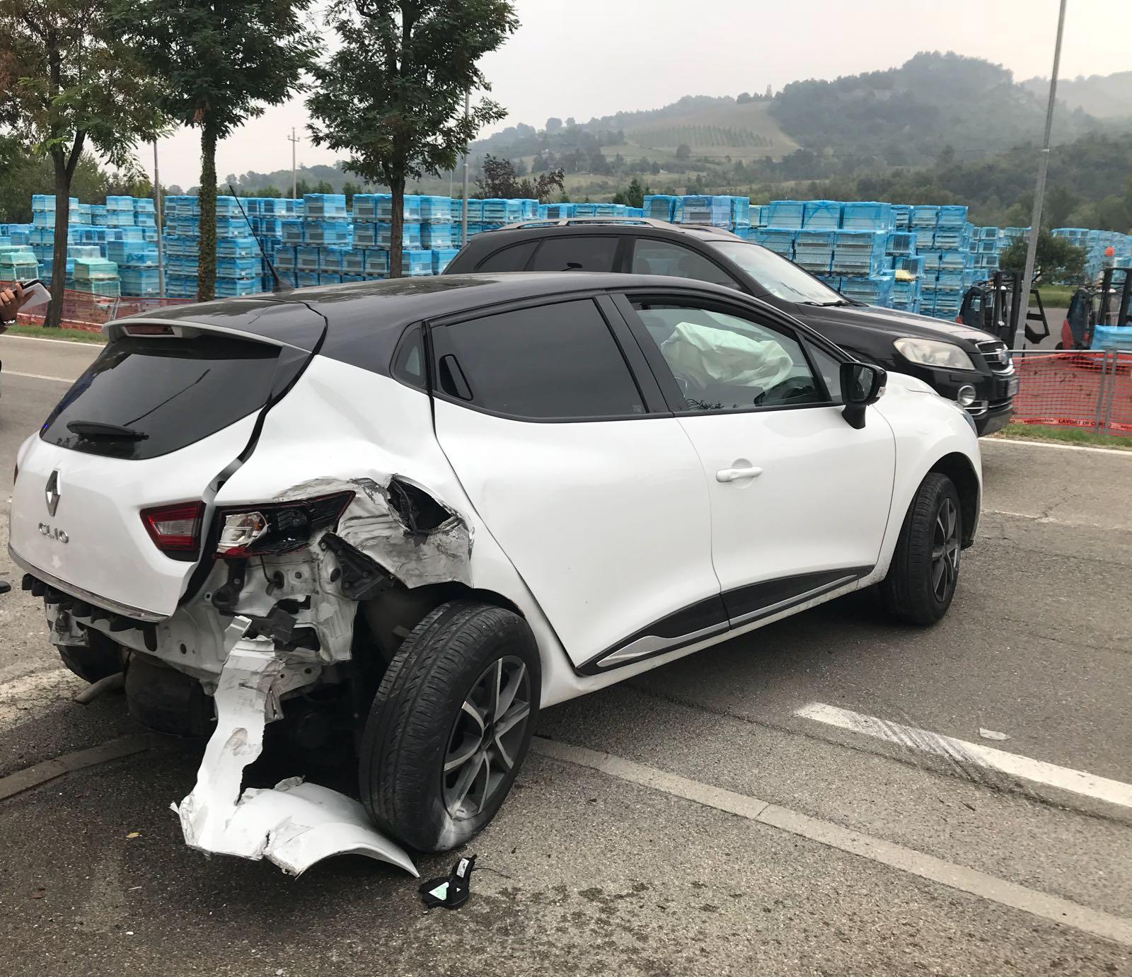 Schianto frontale tra auto, tre feriti
