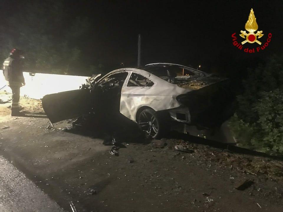 Tragedia a Parma: reggiano 28enne muore carbonizzato nell'auto dopo lo schianto, gravissimo l'amico