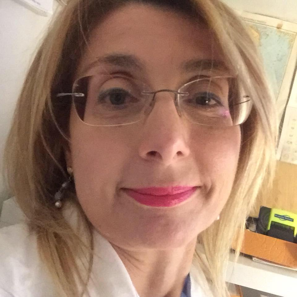 Svolgeva la professione senza abilitazione, la dottoressa si difende: "Laureata in America"