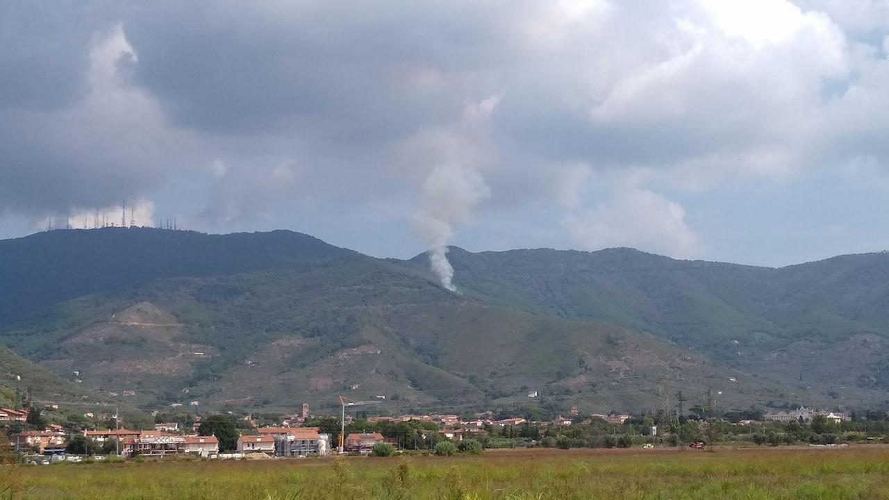Il pennacchio di fumo sul Monte Serra