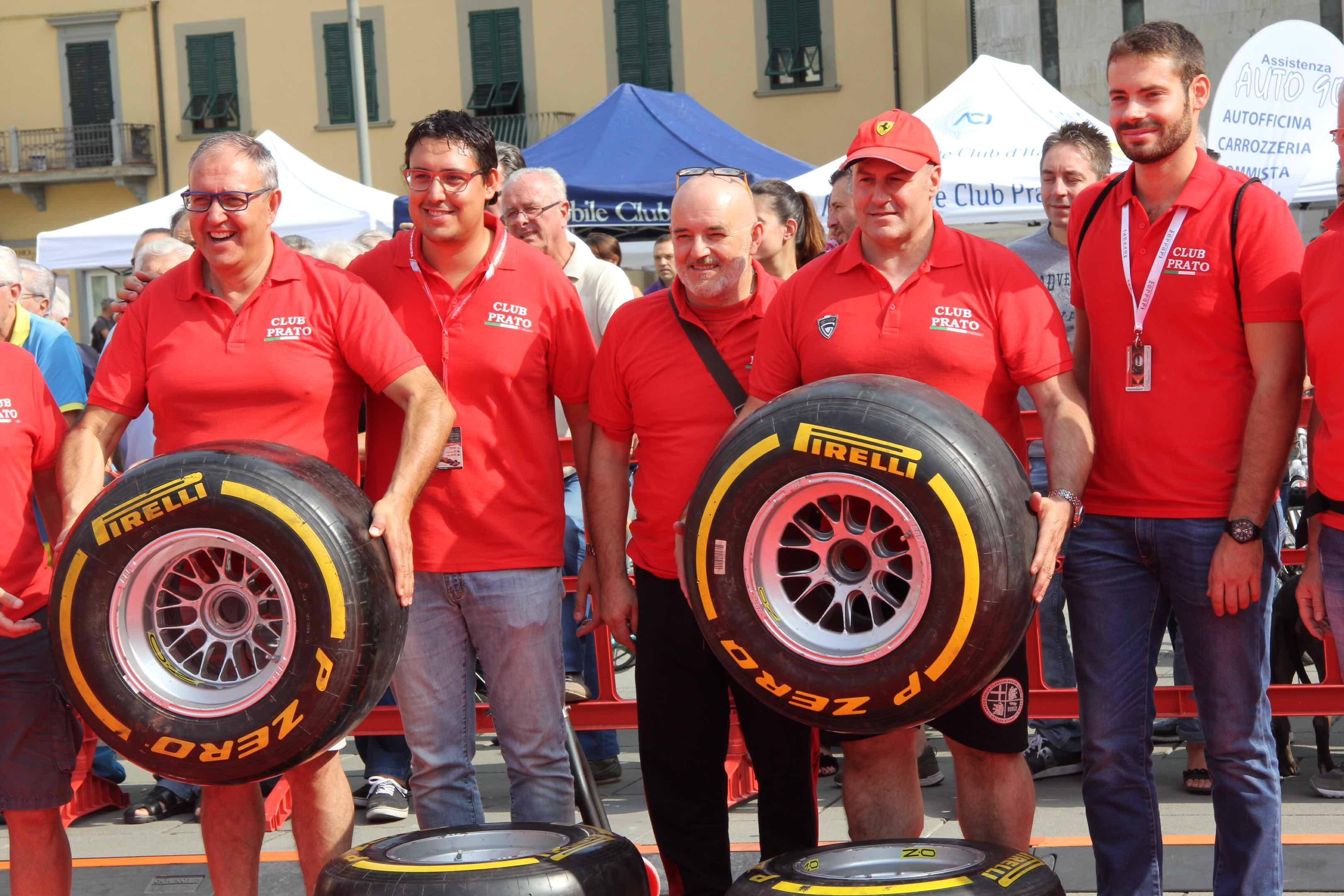 Il Pit Stop della Ferrari in piazza delle Carceri (foto Batavia)