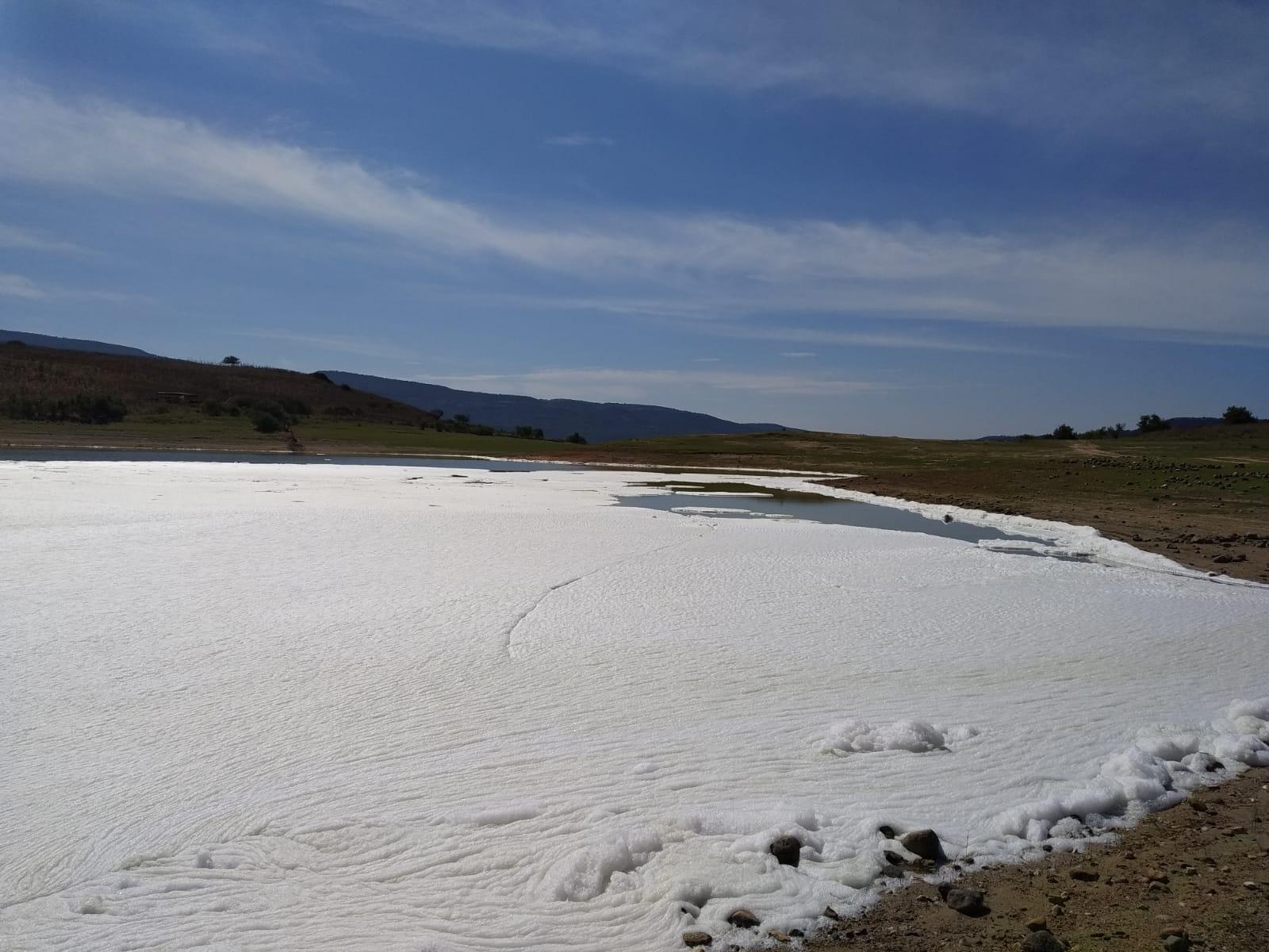 Il mare di schiuma che ha invaso il lago Omodeo