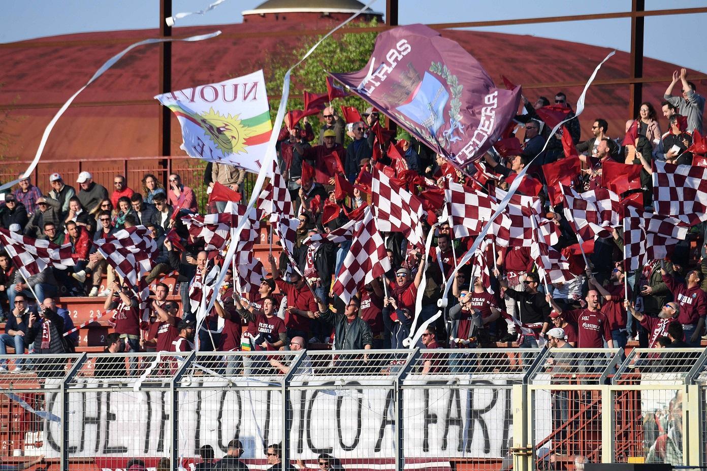 I tifosi del Pontedera nella gradinata dello stadio Mannucci (Foto Franco Silvi)