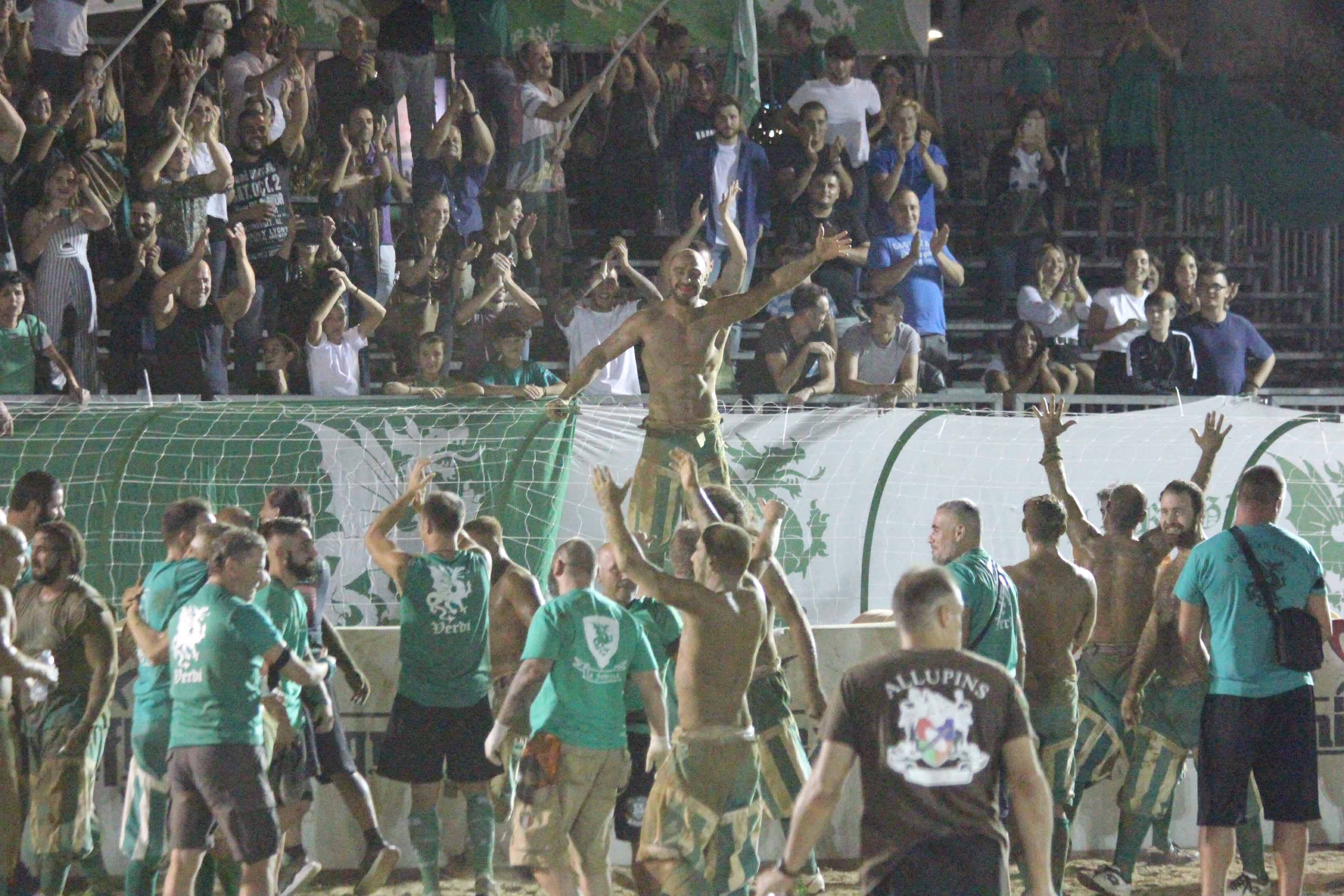 L'esultanza dei Verdi dopo la vittoria (foto Batavia)