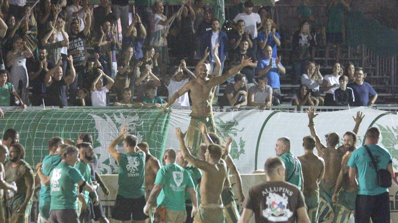 L'esultanza dei Verdi dopo la vittoria (foto Batavia)