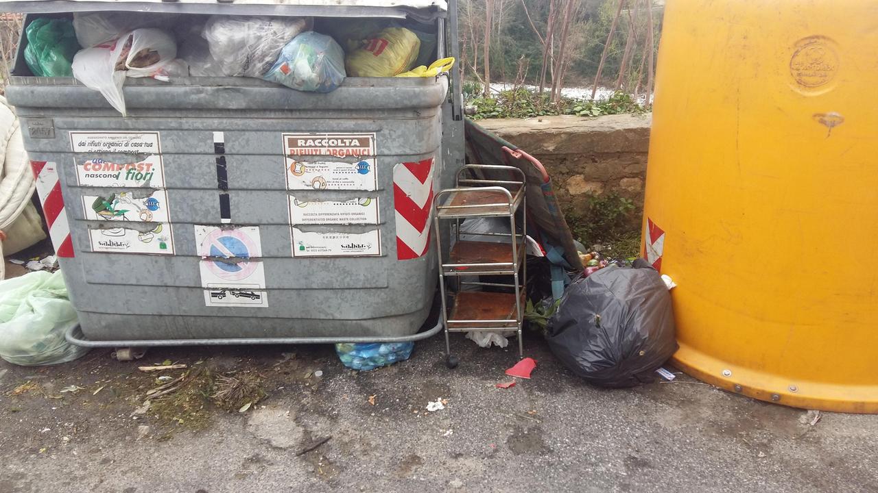 Lasciano dal 2011 rifiuti in strada: tre denunciati