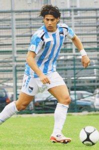 <strong>TERZINO SINISTRO.</strong> Simone Vitale è nato a Sora nel 1986. Dopo la B con il Pescara ha militato per due anni con la Pro Vastese in C2. Da due stagioni è in forza al Pescara. Due i gol segnati nel 2008-09