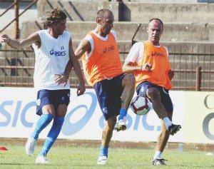 Sopra Martusciello e Tosto durante la partitella Nella foto a destra un’iniziativa del difensore Cupi