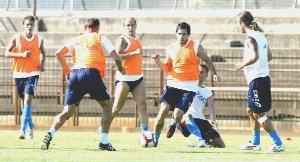 La fase di gioco di una delle partitelle a campo ridotto che il tecnico Salvatore Campilongo ha fatto svolgere ai suoi allievi nella seduta di lavoro di ieri pomeriggio