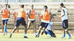 La fase di gioco di una delle partitelle a campo ridotto che il tecnico Salvatore Campilongo ha fatto svolgere ai suoi allievi nella seduta di lavoro di ieri pomeriggio
