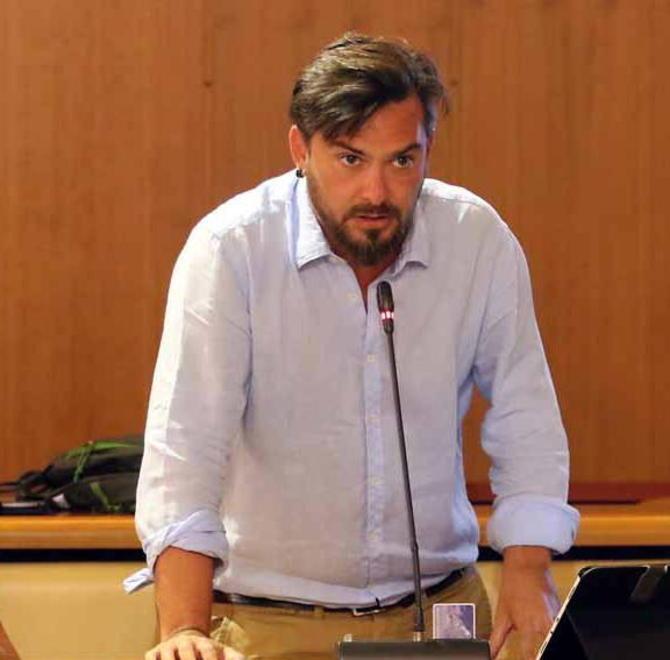 Sfregio al busto del partigiano “Vico” Ricciardi (M5S): «È colpa di Benedetti» 