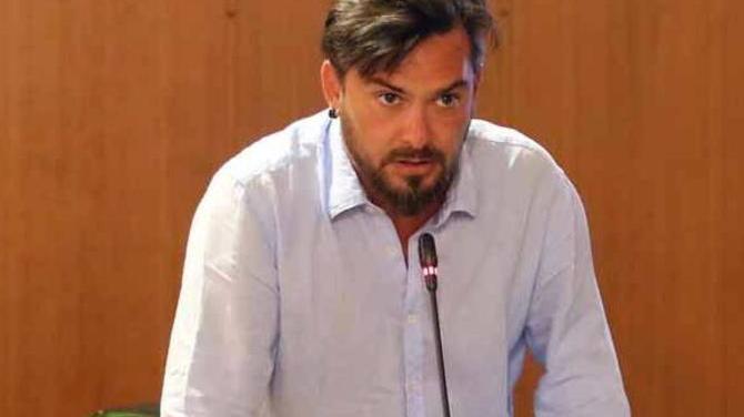 Sfregio al busto del partigiano “Vico” Ricciardi (M5S): «È colpa di Benedetti»