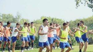 A sinistra, il primo allenamento degli azzurri sopra, Fabio Rossi, giocatore in prova e, a destra, la foto di gruppo allo stadio