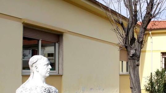 Manca spazio per le lezioni a scuola arrivano i container
