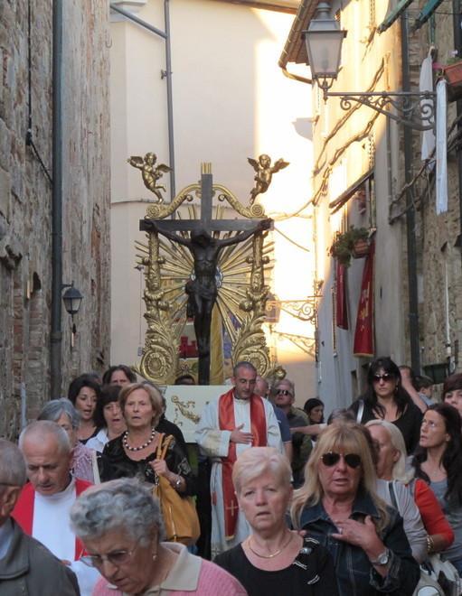 La processione con il “Cristo nero” nel centro storico di Monteverdi 