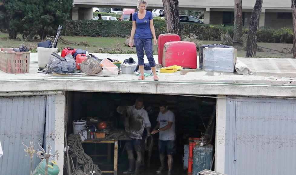 Alluvione: niente rimborsi per auto e scooter, solo un forfait per i mobili 