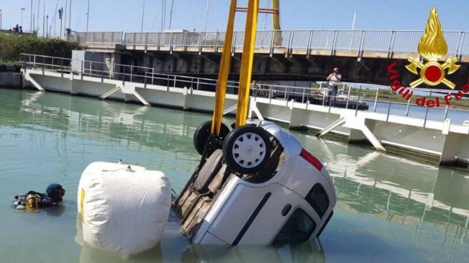 Auto finisce nello Scolmatore