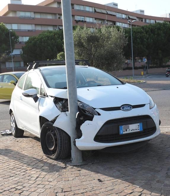 In auto si schianta sul palo della luce