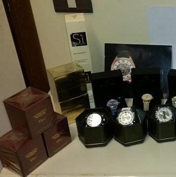 Preso mentre vende ai cinesi profumi e orologi taroccati 