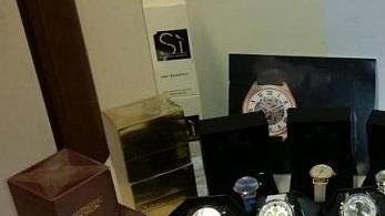 Preso mentre vende ai cinesi profumi e orologi taroccati