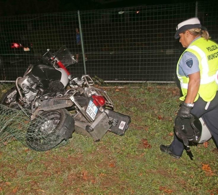 Sbanda in moto e si schianta Muore a 35 anni nel Reggiano 