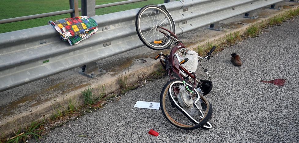 Ciclista investito da un’auto mentre va al lavoro 