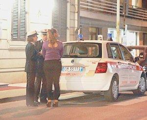 Prostituta in centro controllata da una pattuglia della polizia municipale