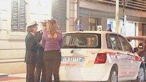Prostituta in centro controllata da una pattuglia della polizia municipale