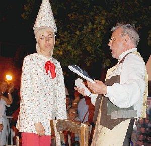 Scene della sfilata del Palio di Bientina che verrà disputato domenica pomeriggio Nella foto in alto a destra la contrada di Santa Colomba