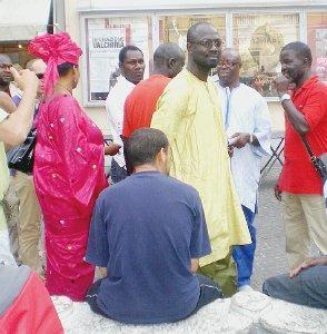 Un gruppo di senegalesi alla festa multietnico Al centro Dia Papa Demba
